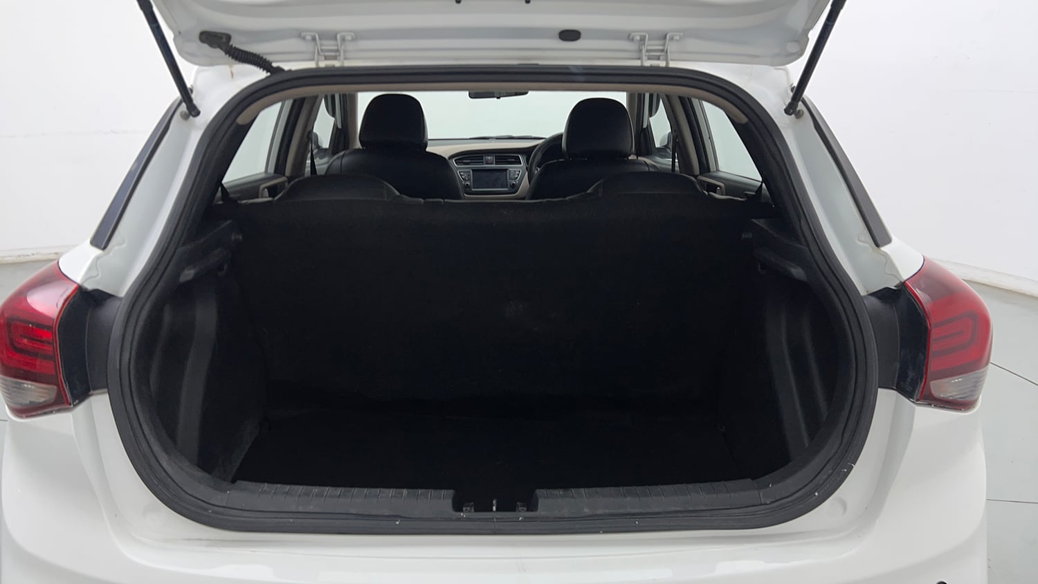 Used 2020 Hyundai Elite i20 Sportz Plus 1.2 Petrol Manual interior DICKY INSIDE VIEW