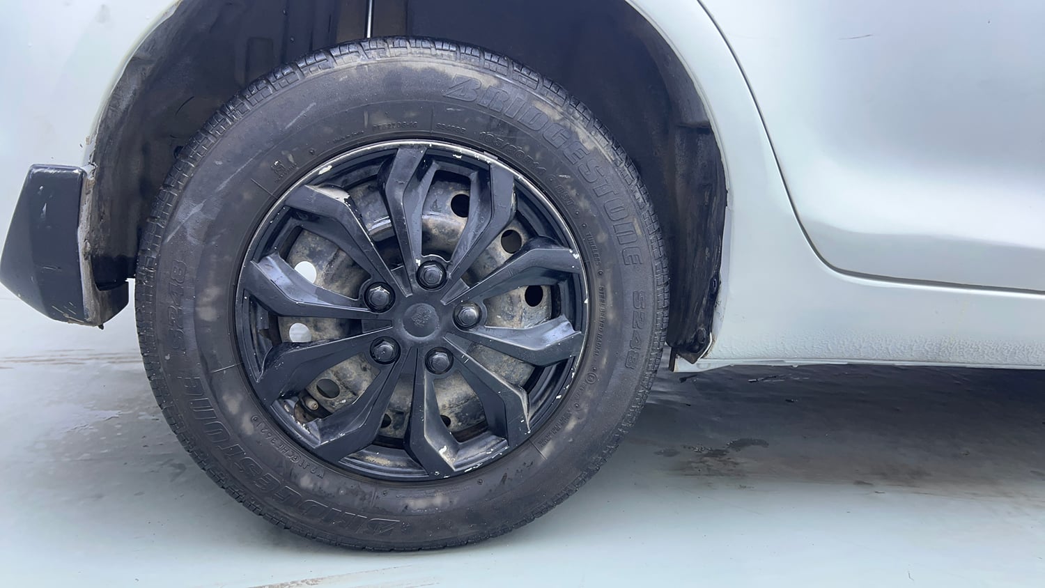 Used 2016 Maruti Suzuki Swift Dzire VXI AT Petrol Automatic tyres RIGHT REAR TYRE RIM VIEW