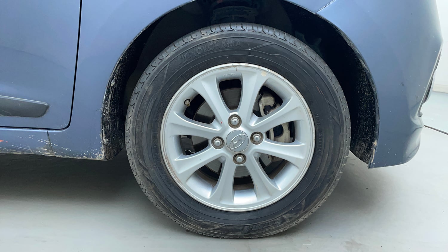 Used 2014 Hyundai Grand i10 Asta AT 1.2 Kappa VTVT Petrol Automatic tyres RIGHT FRONT TYRE RIM VIEW