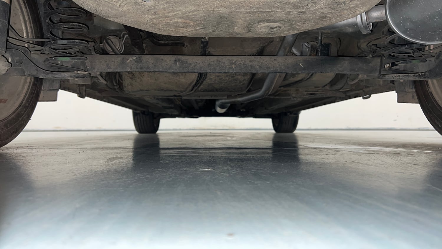 Used 2017 Maruti Suzuki Ciaz Alpha 1.4 MT Petrol Manual extra REAR UNDERBODY VIEW (TAKEN FROM REAR)