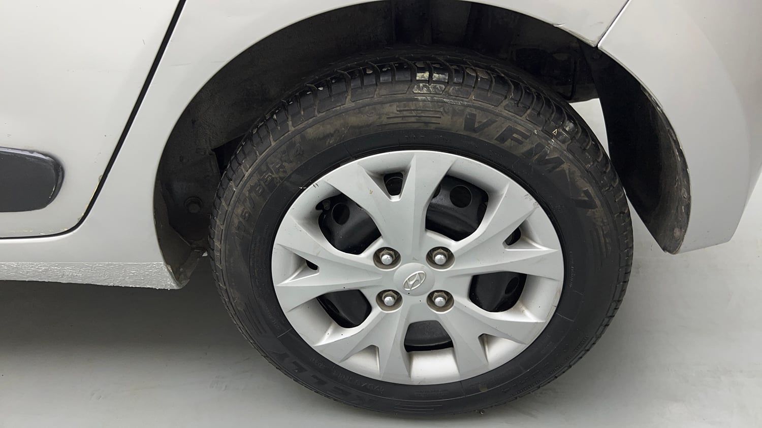 Used 2015 Hyundai Grand i10 Sportz 1.2 Kappa VTVT Petrol Manual tyres LEFT REAR TYRE RIM VIEW