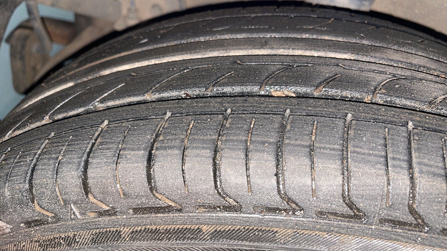 Used 2014 Hyundai Grand i10 Asta AT 1.2 Kappa VTVT Petrol Automatic tyres RIGHT REAR TYRE TREAD VIEW