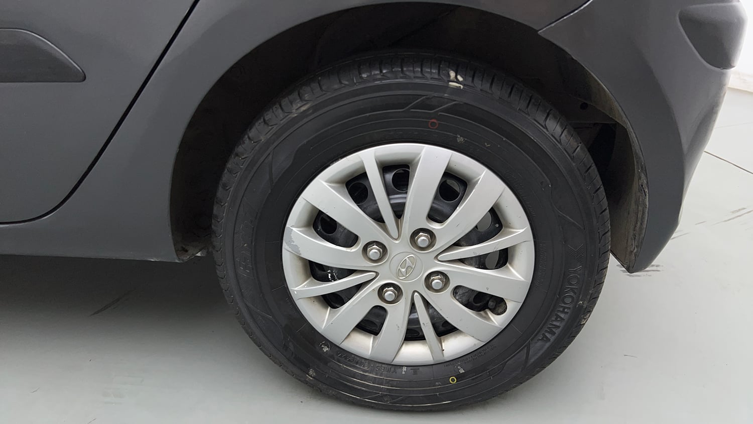 Used 2013 Hyundai i10 Magna 1.2 Kappa2 Petrol Manual tyres LEFT REAR TYRE RIM VIEW