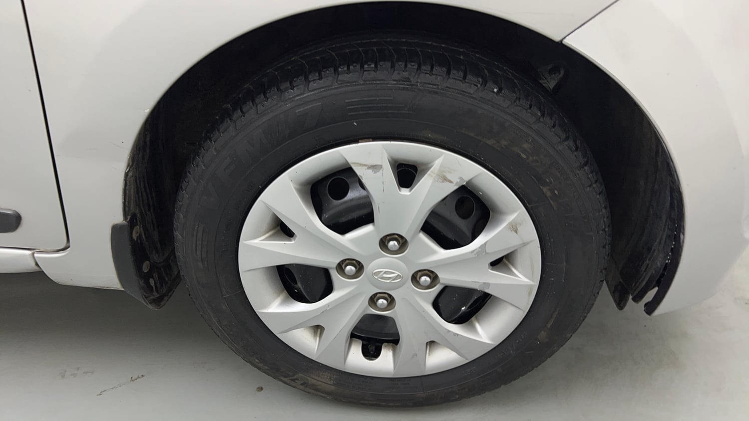 Used 2015 Hyundai Grand i10 Sportz 1.2 Kappa VTVT Petrol Manual tyres RIGHT FRONT TYRE RIM VIEW