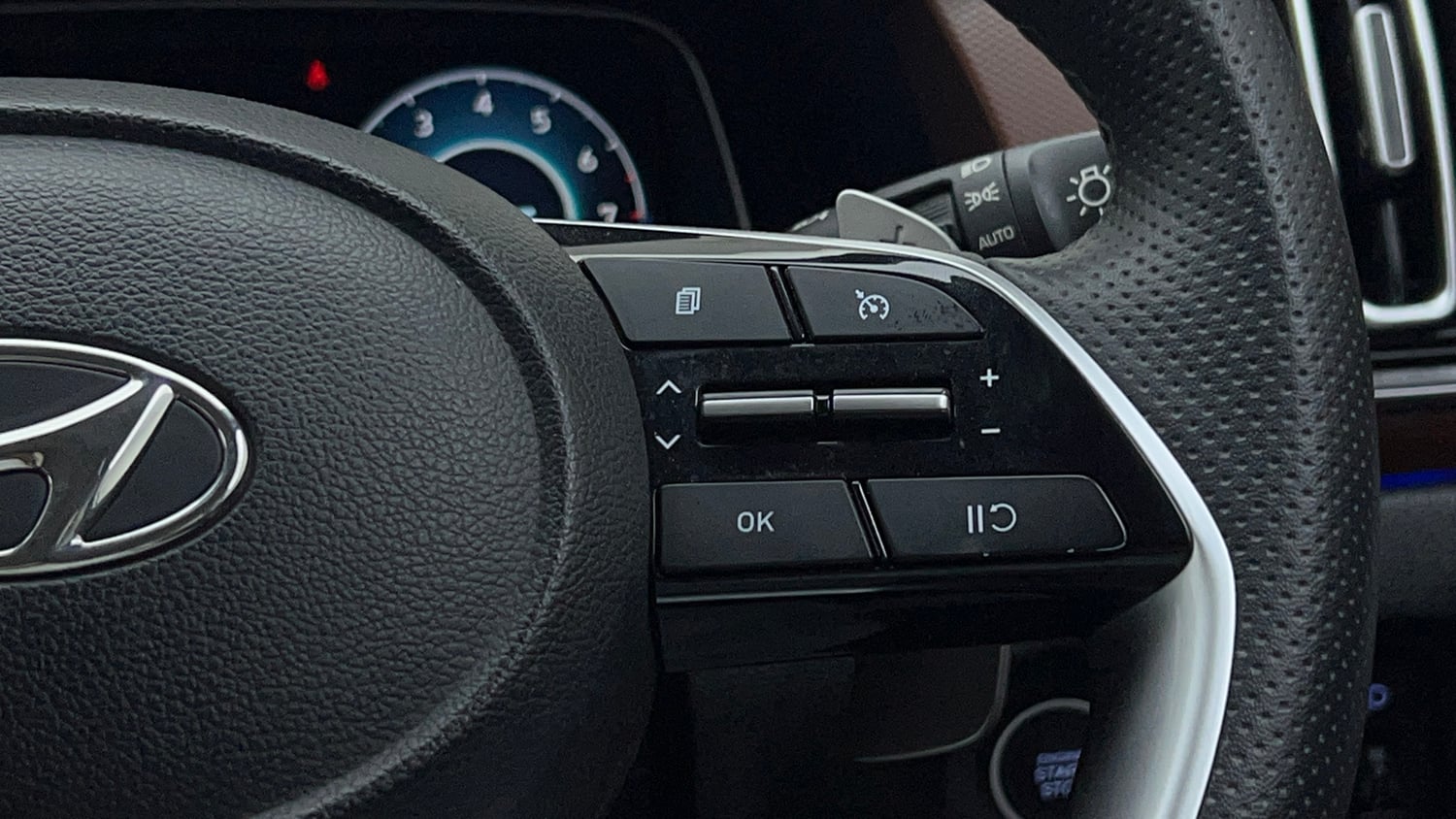 Used 2022 Hyundai Alcazar Signature (O) 6 STR 2.0 Petrol AT Dual Tone Petrol Automatic top_features Cruise control