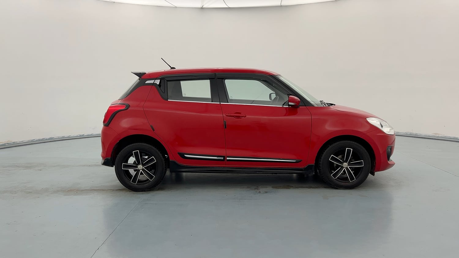 Used 2018 Maruti Suzuki Swift VXi AMT Petrol Automatic exterior RIGHT SIDE VIEW