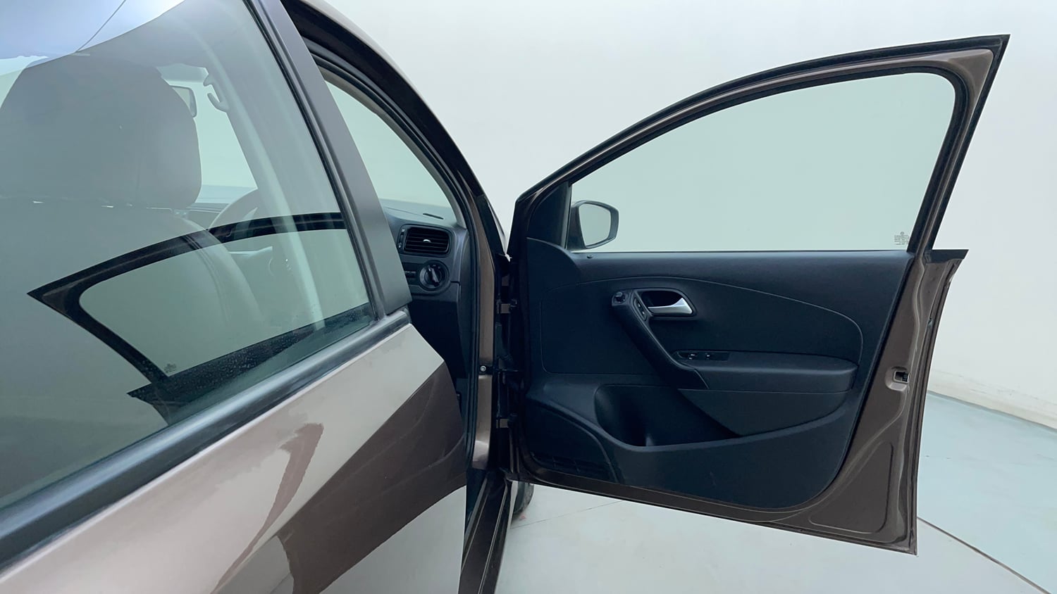 Used 2019 Volkswagen Ameo Comfortline 1.0L (P) Petrol Manual interior RIGHT FRONT DOOR OPEN VIEW