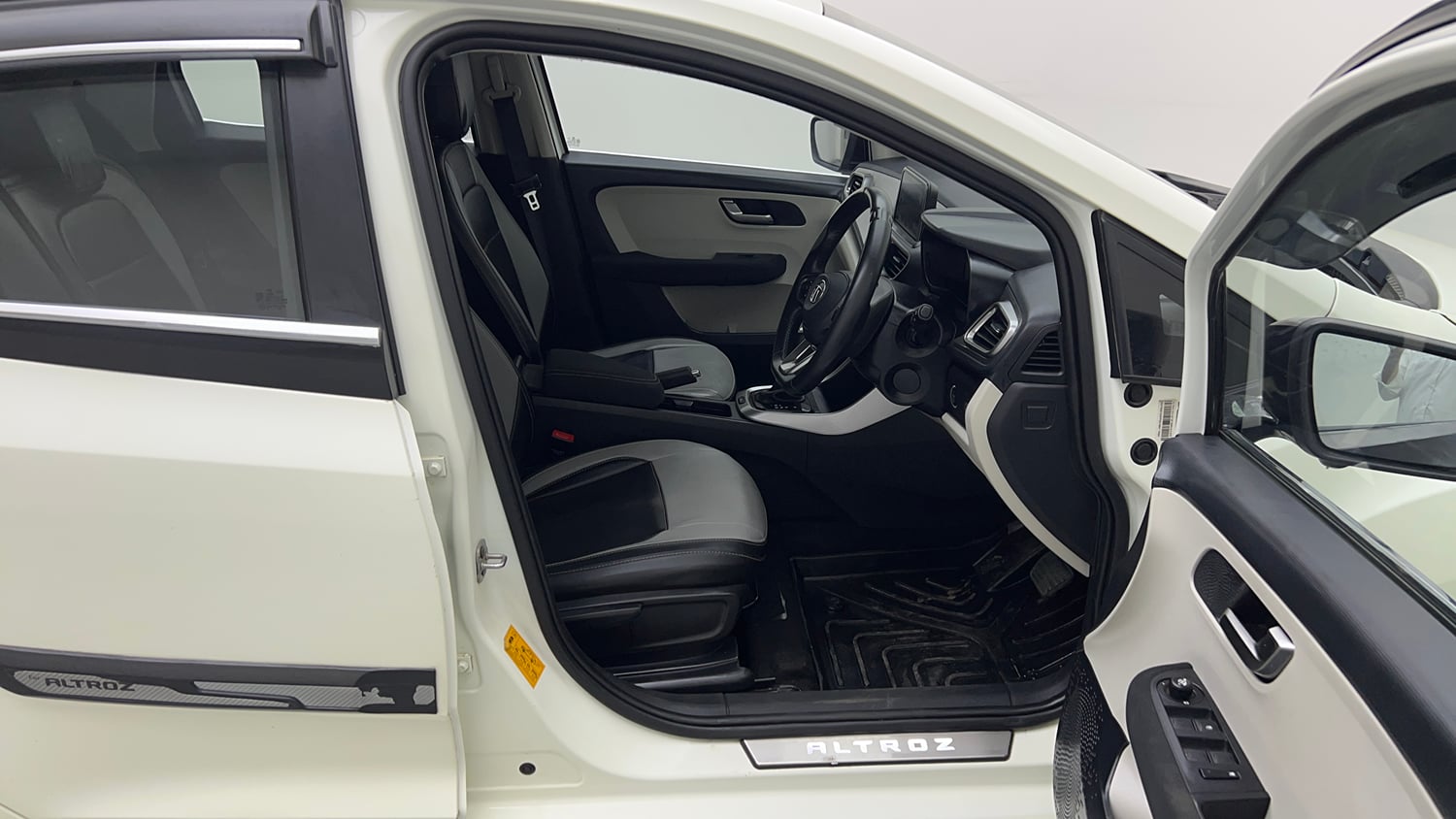 Used 2023 Tata Altroz XZA Petrol Petrol Automatic interior RIGHT SIDE FRONT DOOR CABIN VIEW
