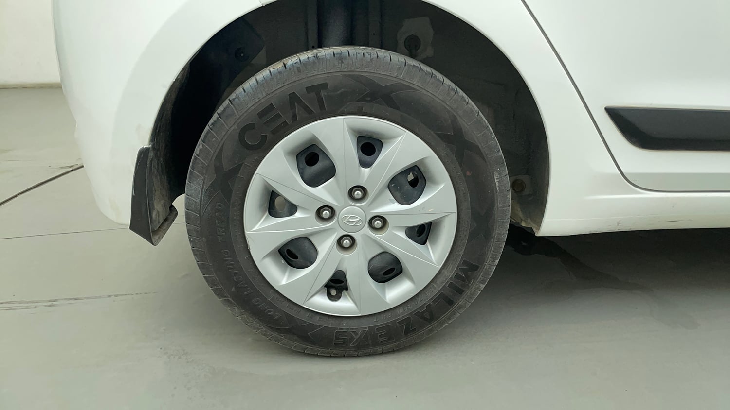 Used 2016 Hyundai Elite i20 Sportz 1.4 CRDI Diesel Manual tyres RIGHT REAR TYRE RIM VIEW