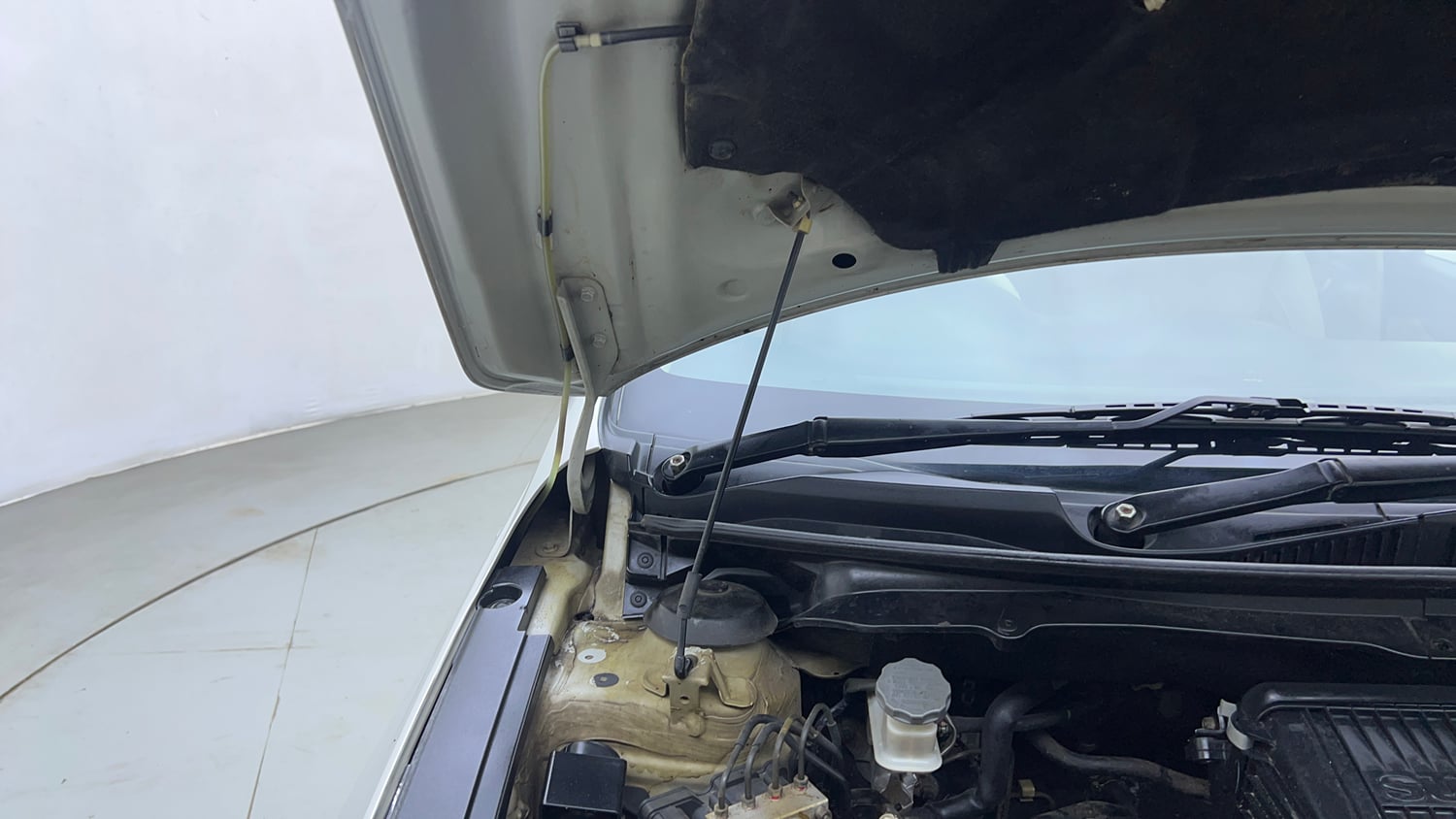 Used 2015 Maruti Suzuki Ciaz ZXi Petrol Manual engine ENGINE RIGHT SIDE HINGE & APRON VIEW