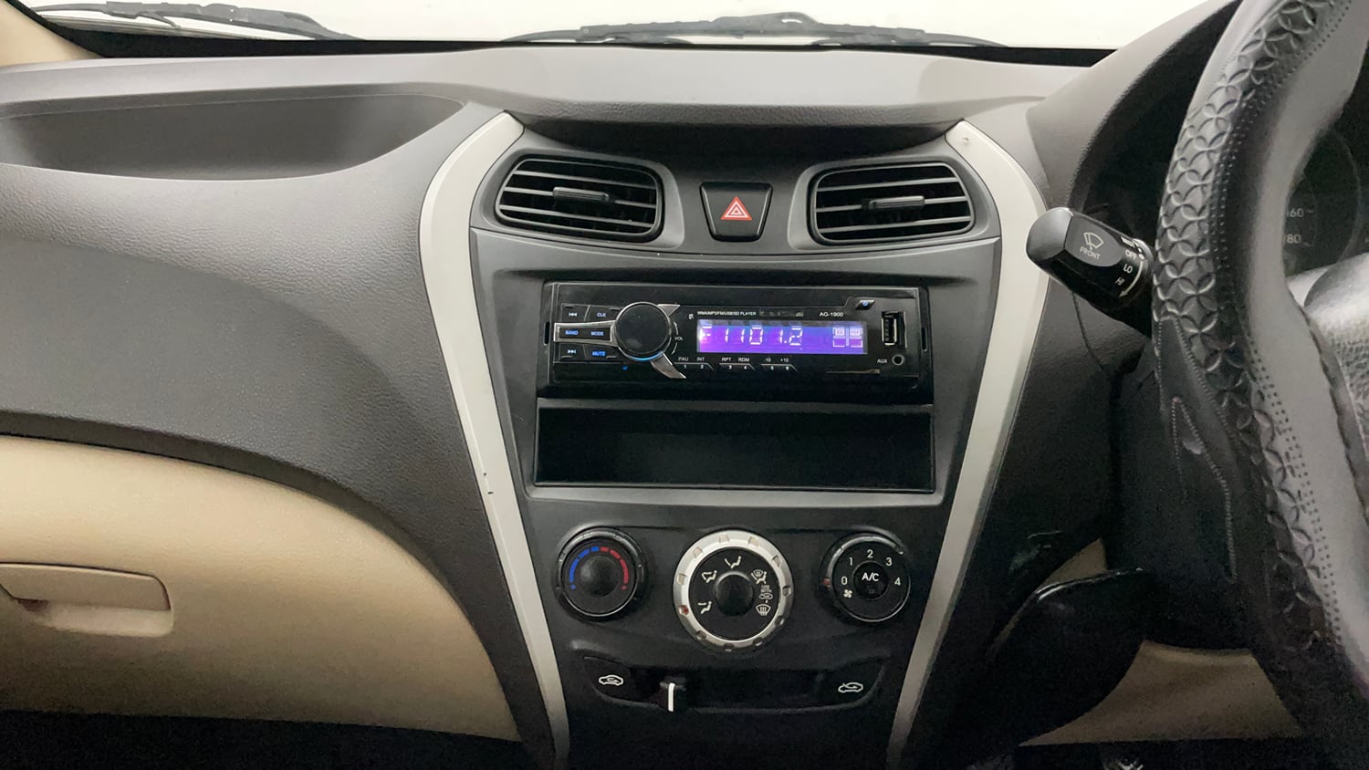 Used 2017 Hyundai Eon Era + Petrol Manual interior MUSIC SYSTEM & AC CONTROL VIEW