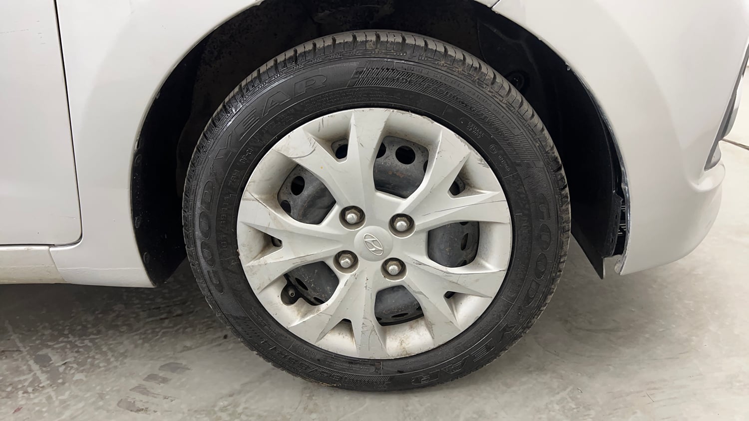 Used 2015 Hyundai Grand i10 Magna 1.2 Kappa VTVT Petrol Manual tyres RIGHT FRONT TYRE RIM VIEW