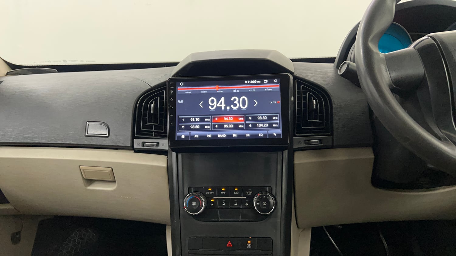 Used 2016 Mahindra XUV500 W4 Diesel Manual interior MUSIC SYSTEM & AC CONTROL VIEW