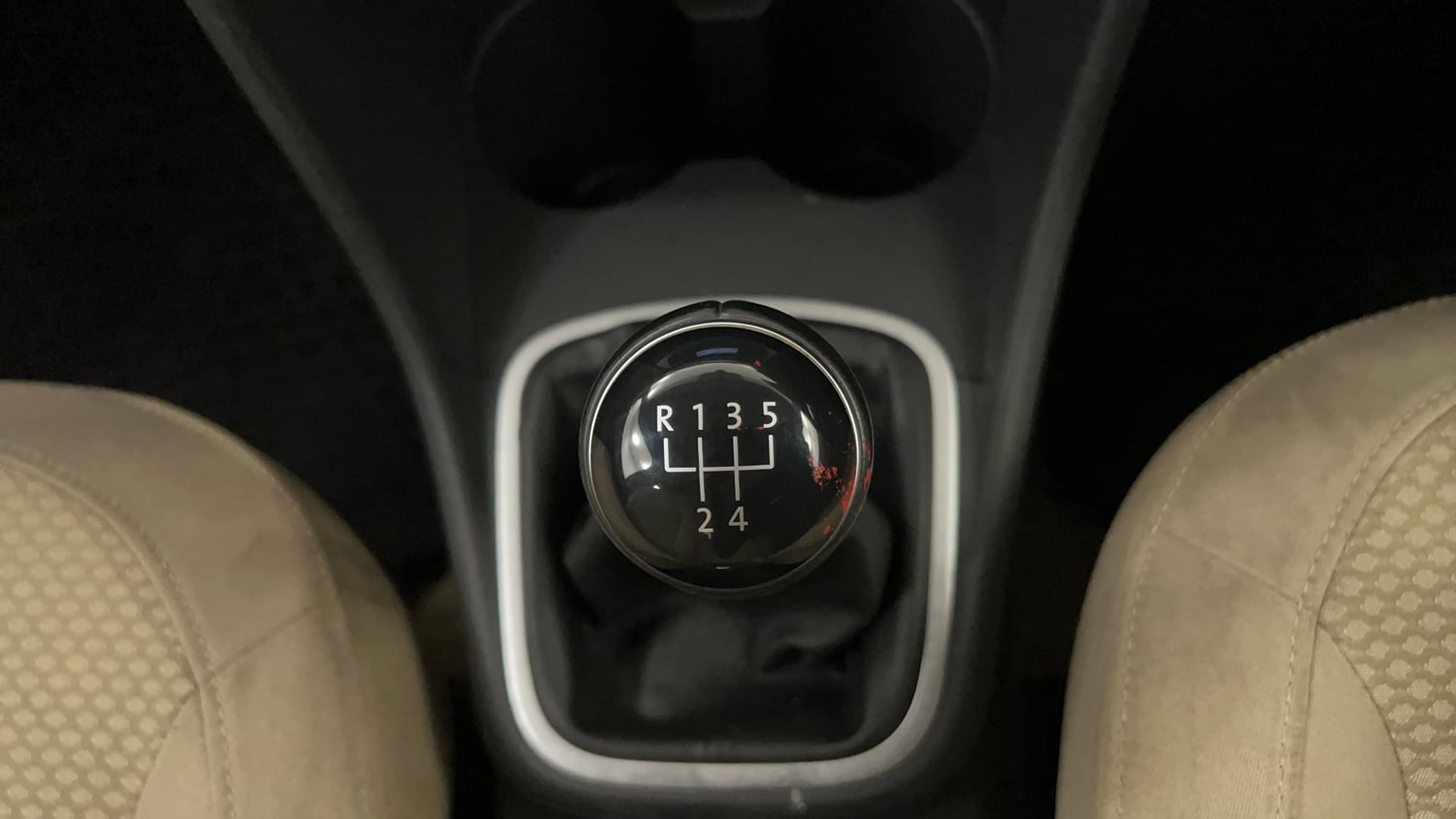 Used 2016 Volkswagen Polo Highline1.2L (P) Petrol Manual interior GEAR  KNOB VIEW