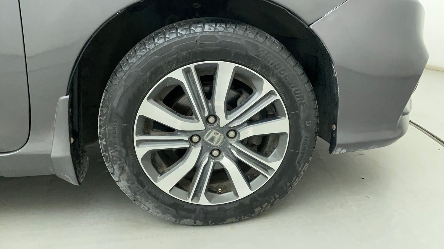 Used 2017 Honda City V Petrol Manual tyres RIGHT FRONT TYRE RIM VIEW
