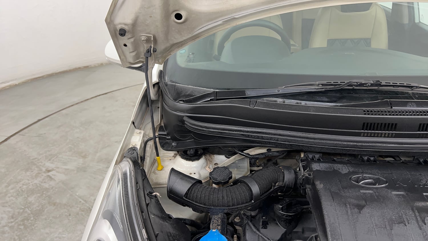 Used 2015 Hyundai Xcent S 1.2 (O) Petrol Manual engine ENGINE RIGHT SIDE HINGE & APRON VIEW