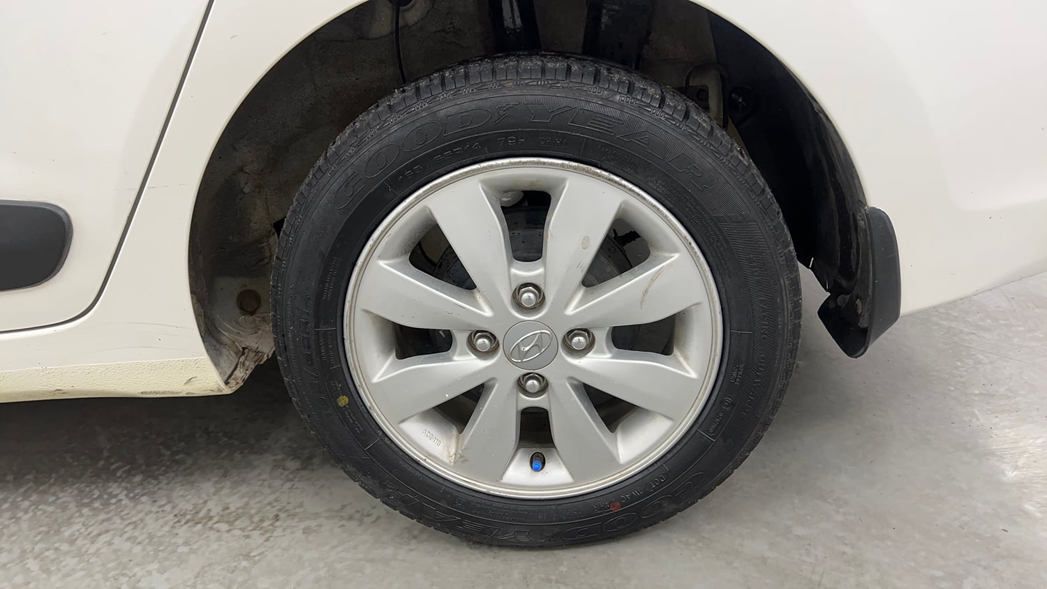 Used 2015 Hyundai Xcent S 1.2 (O) Petrol Manual tyres LEFT REAR TYRE RIM VIEW