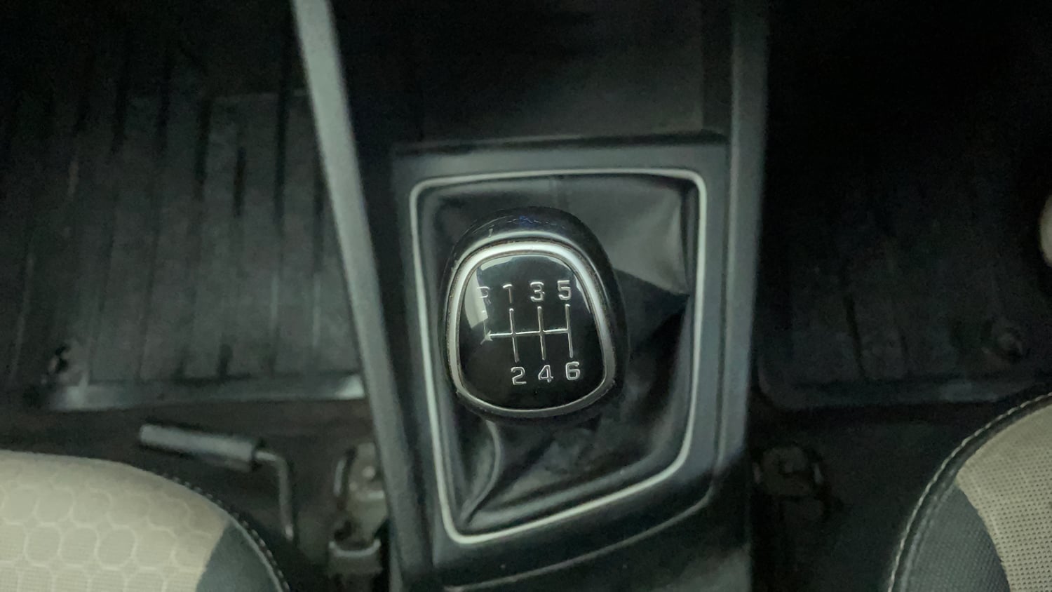 Used 2016 Hyundai Elite i20 Sportz 1.4 CRDI Diesel Manual interior GEAR  KNOB VIEW