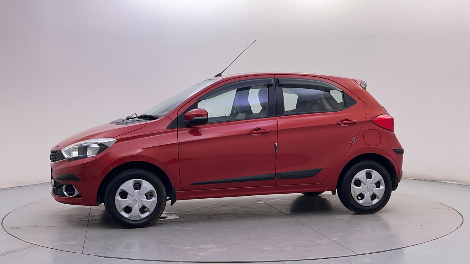 Used 2016 Tata Tiago Revotron XZ w/o Alloy Petrol Manual exterior LEFT SIDE VIEW