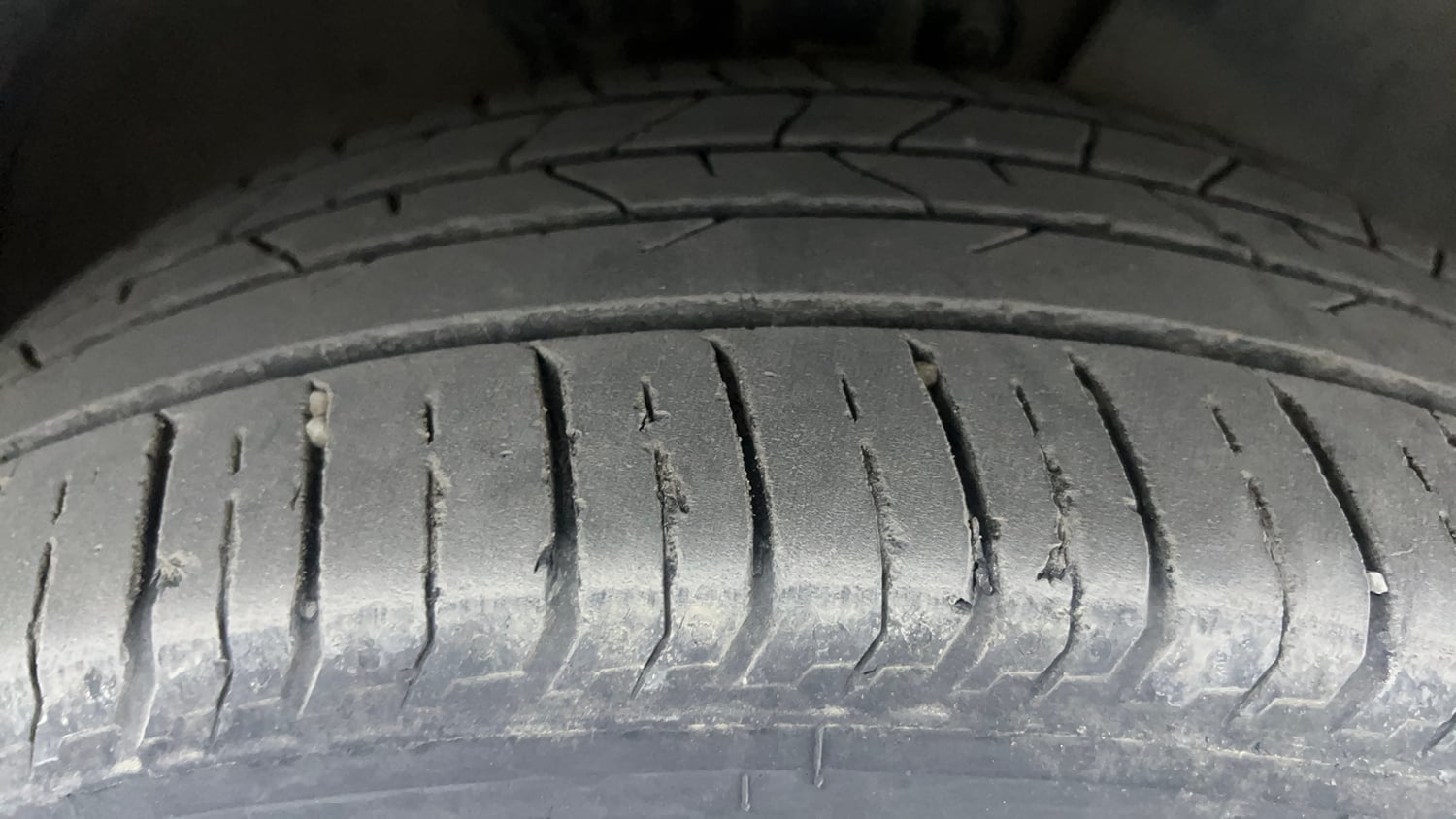 Used 2018 Volkswagen Ameo Highline1.2L Plus (P) 16 Alloy Petrol Manual tyres RIGHT FRONT TYRE TREAD VIEW