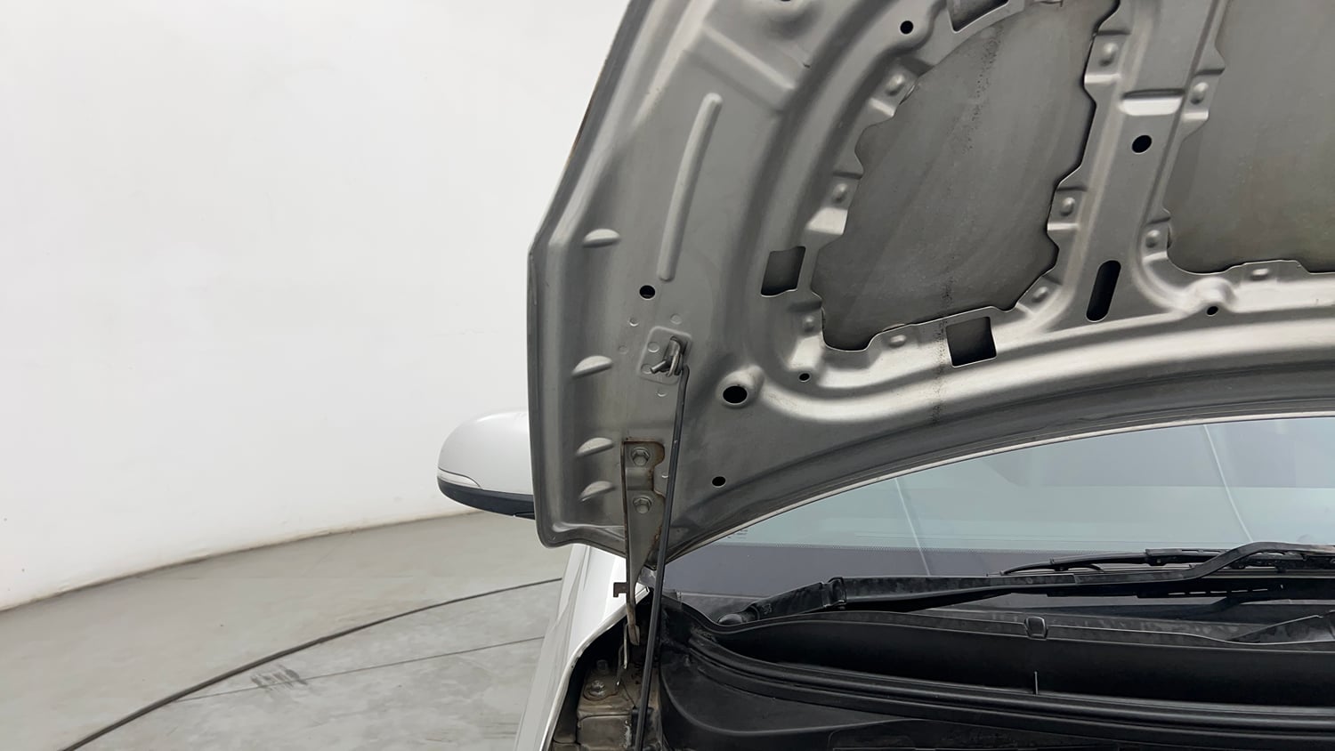 Used 2012 Hyundai i20 Asta 1.4 CRDI Diesel Manual engine ENGINE RIGHT SIDE HINGE & APRON VIEW