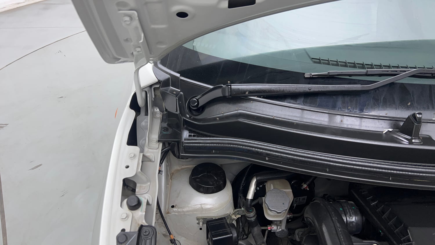 Used 2025 Maruti Suzuki Wagon R VXI 1.0 Petrol Manual engine ENGINE RIGHT SIDE HINGE & APRON VIEW