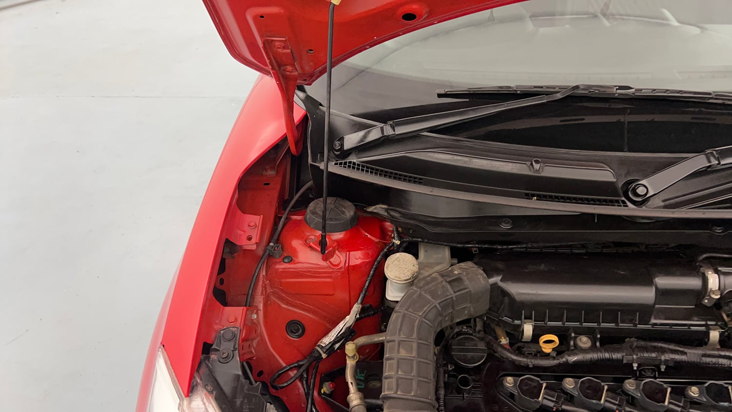 Used 2018 Maruti Suzuki Swift VXi AMT Petrol Automatic engine ENGINE RIGHT SIDE HINGE & APRON VIEW