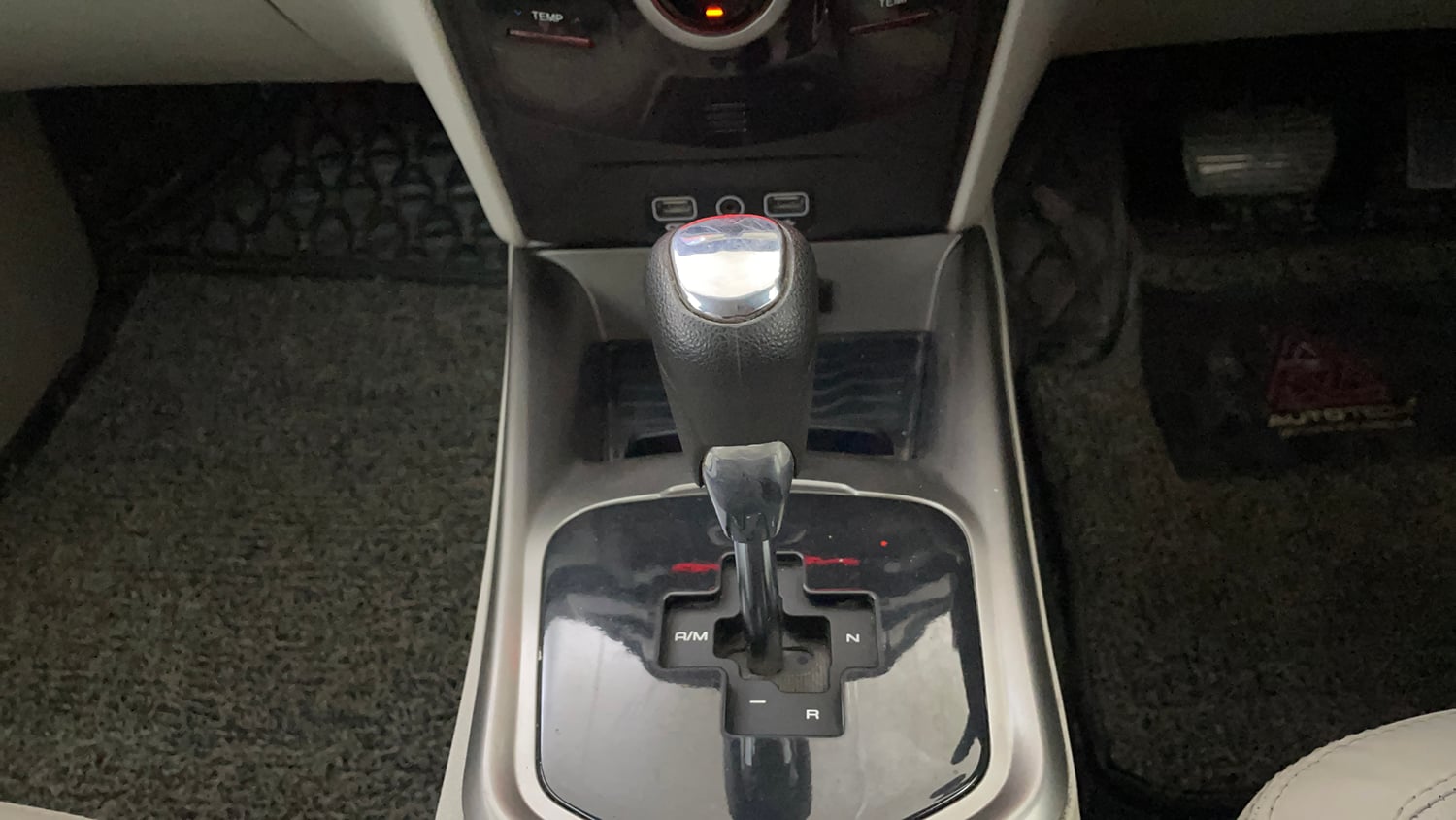 Used 2022 Mahindra XUV 300 W8 (O) 1.5 Diesel AMT Diesel Automatic interior GEAR  KNOB VIEW