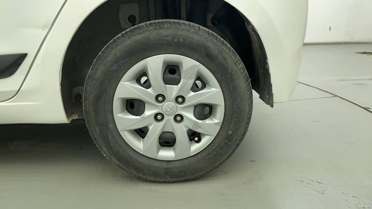 Used 2016 Hyundai Elite i20 Sportz 1.4 CRDI Diesel Manual tyres LEFT REAR TYRE RIM VIEW