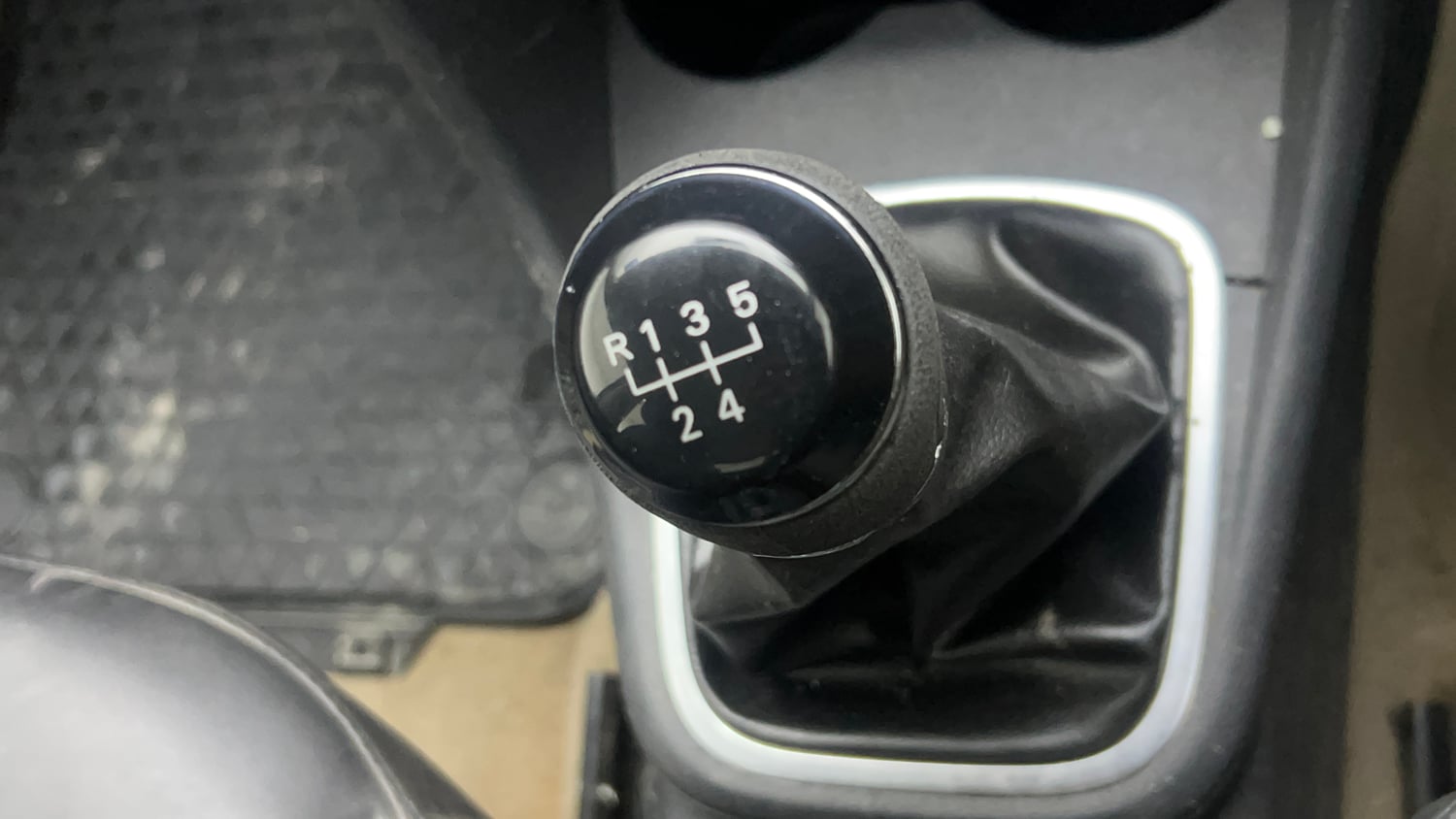 Used 2015 Volkswagen Polo Highline1.2L (P) Petrol Manual interior GEAR  KNOB VIEW