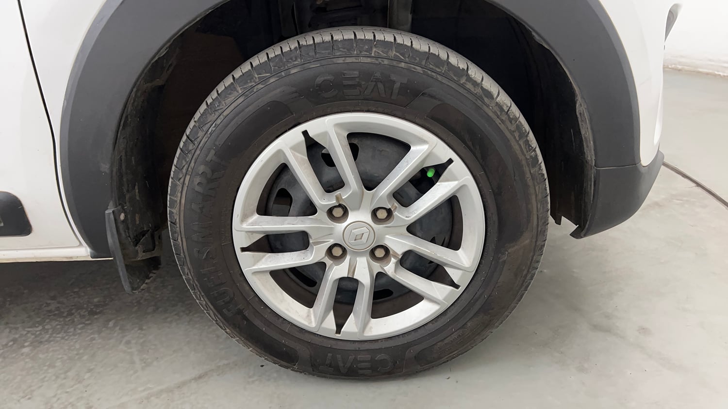 Used 2025 Renault Triber RXL Petrol Manual tyres RIGHT FRONT TYRE RIM VIEW