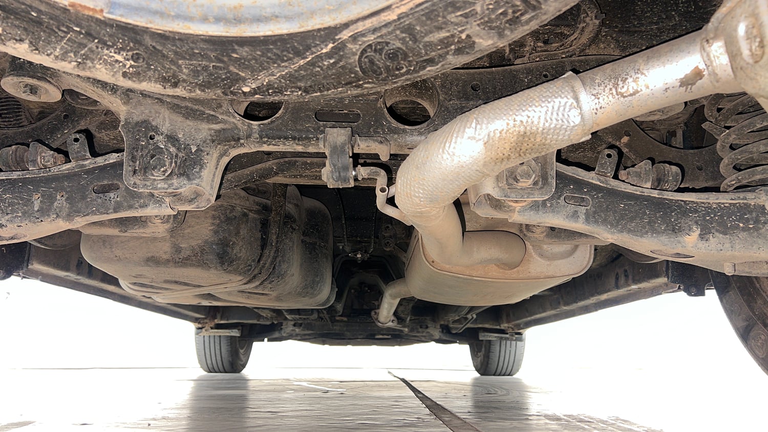 Used 2022 Mahindra XUV700 AX 5 Petrol MT 7 STR Petrol Manual extra REAR UNDERBODY VIEW (TAKEN FROM REAR)