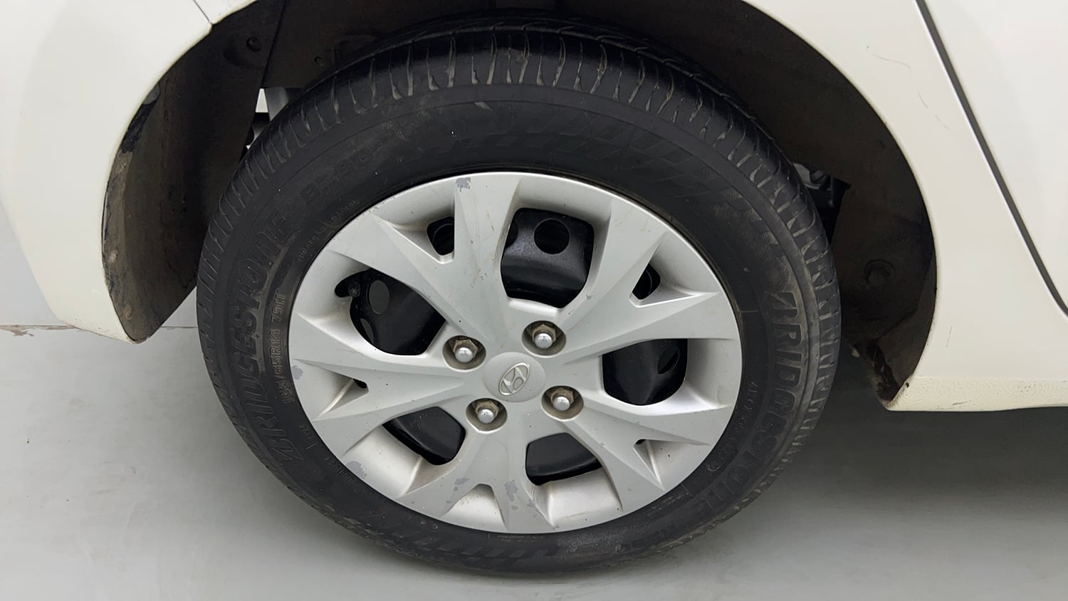 Used 2016 Hyundai Grand i10 Magna AT 1.2 Kappa VTVT Petrol Automatic tyres RIGHT REAR TYRE RIM VIEW