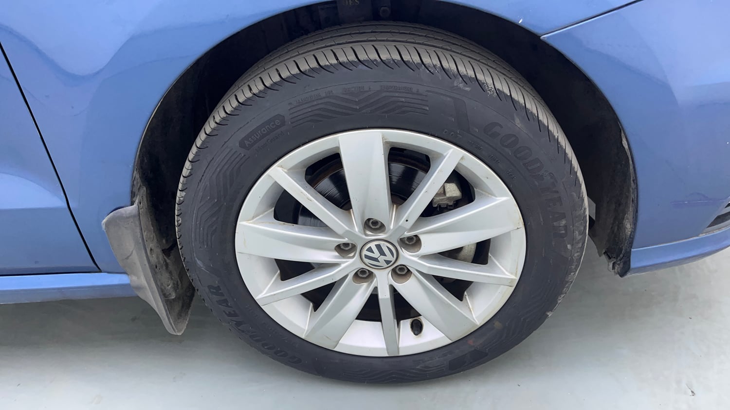 Used 2016 Volkswagen Ameo Highline1.2L (P) Petrol Manual tyres RIGHT FRONT TYRE RIM VIEW