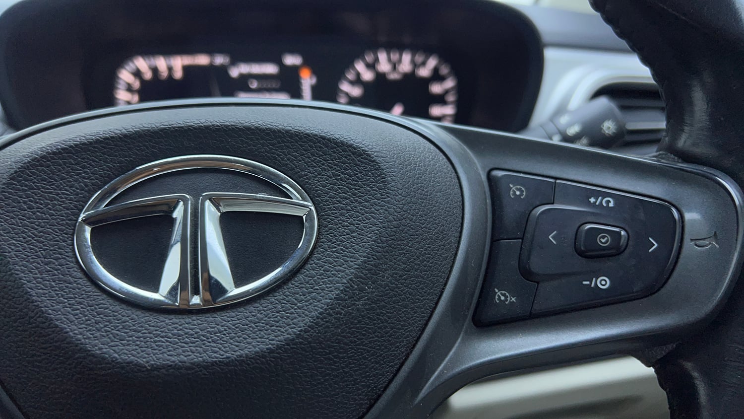 Used 2021 Tata Altroz XZ Petrol Petrol Manual top_features Cruise control