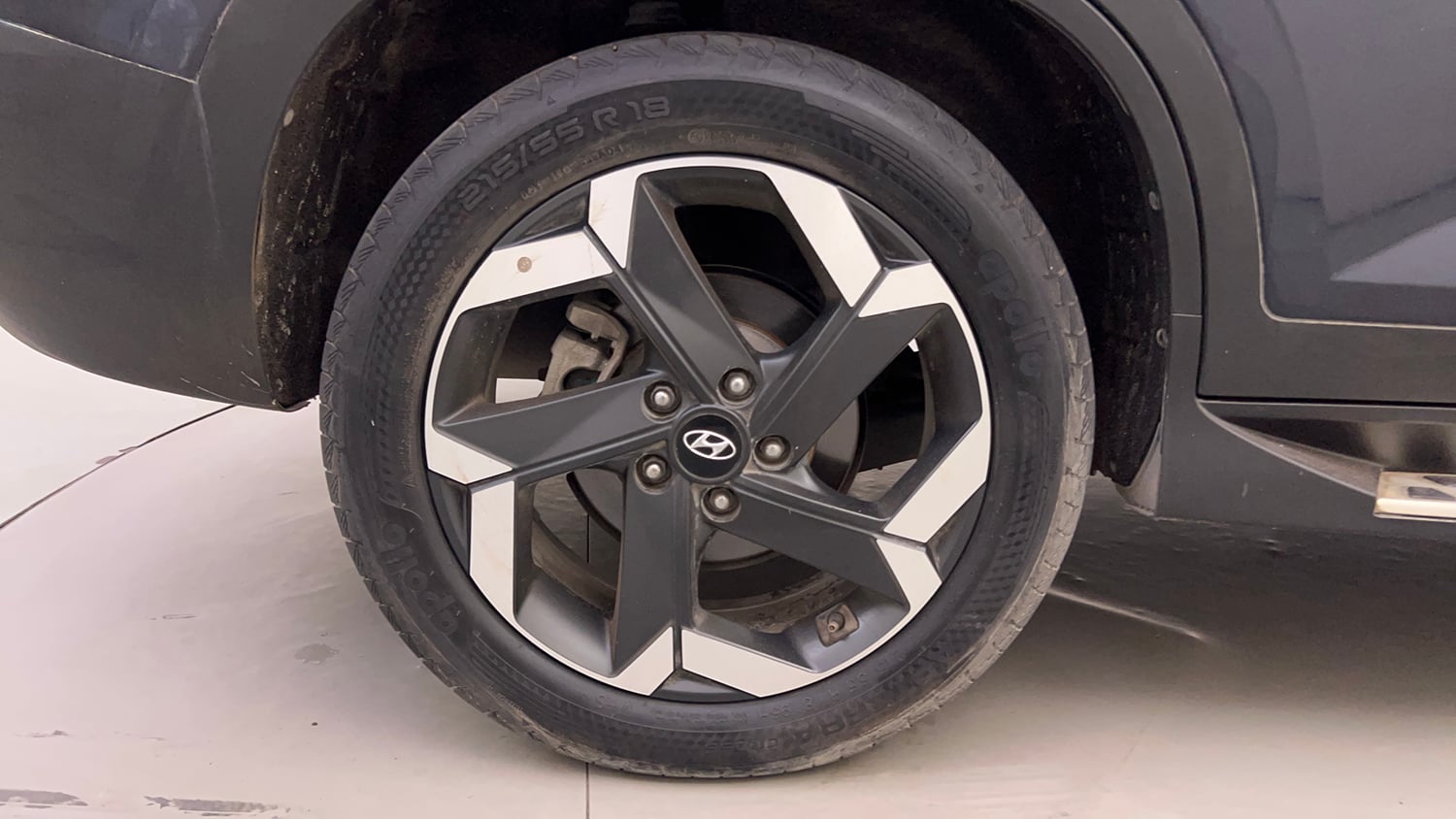 Used 2022 Hyundai Alcazar Signature (O) 7 Seater 1.5 Diesel AT Diesel Automatic tyres RIGHT REAR TYRE RIM VIEW