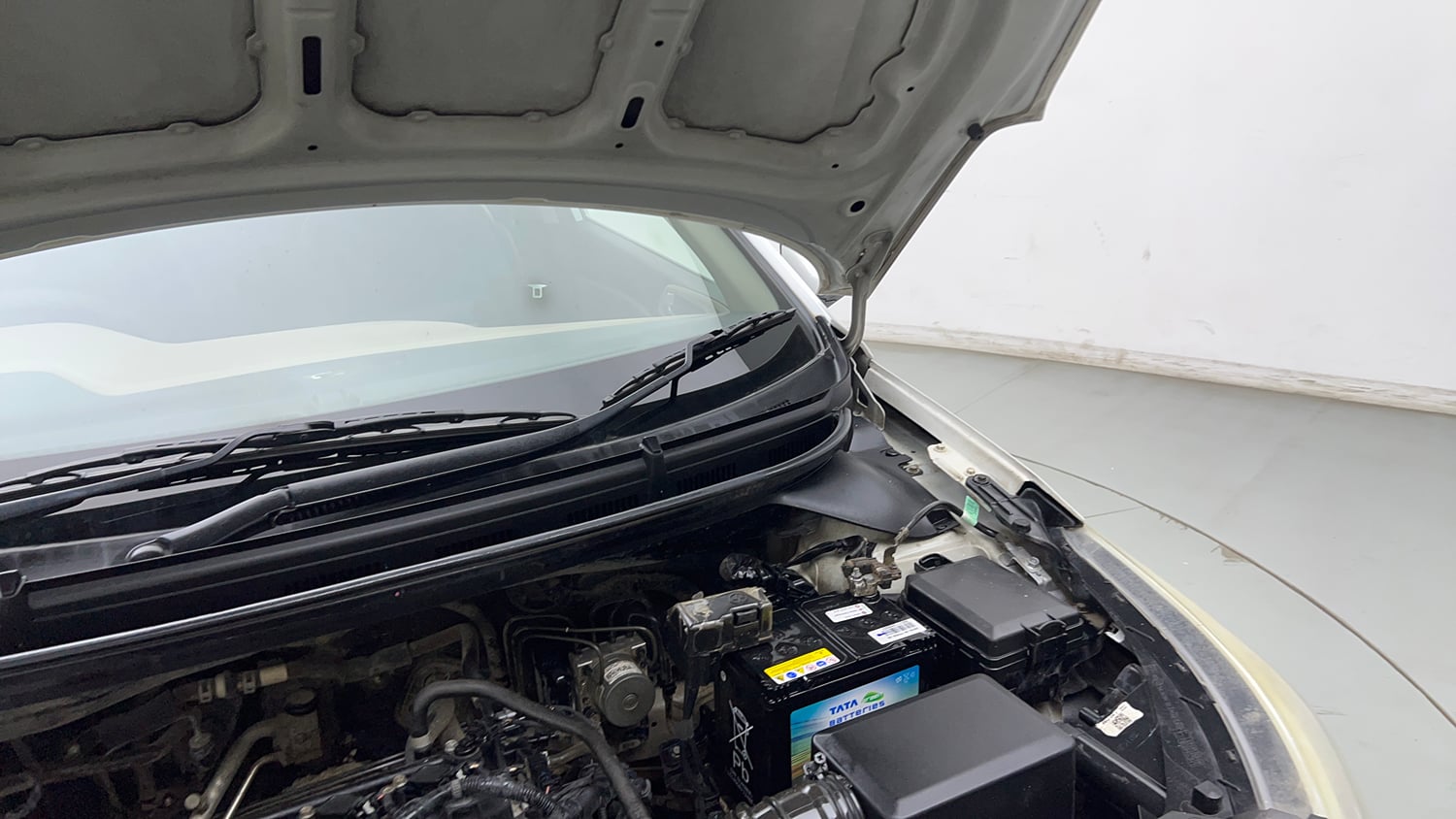 Used 2020 Hyundai Elite i20 Sportz Plus 1.2 Petrol Manual engine ENGINE LEFT SIDE HINGE & APRON VIEW