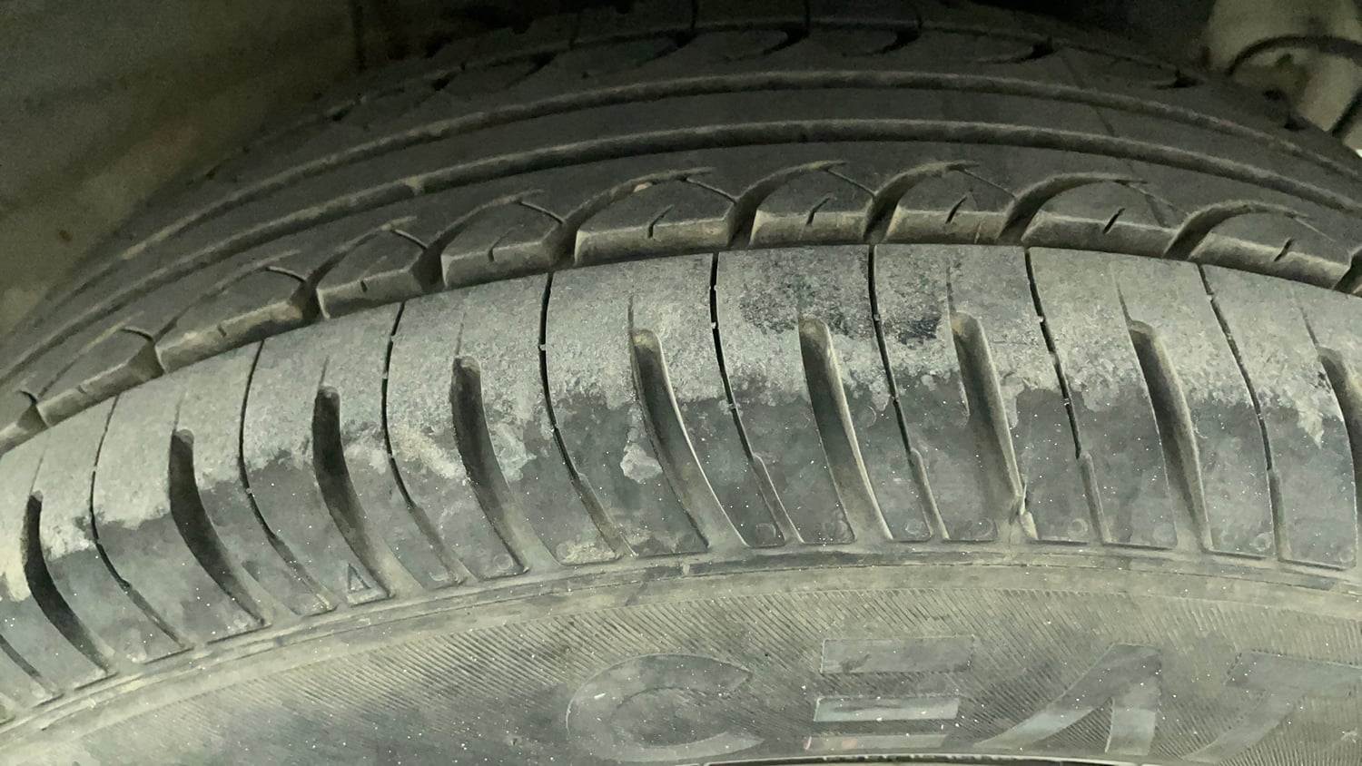 Used 2016 Hyundai Elite i20 Sportz 1.4 CRDI Diesel Manual tyres LEFT REAR TYRE TREAD VIEW