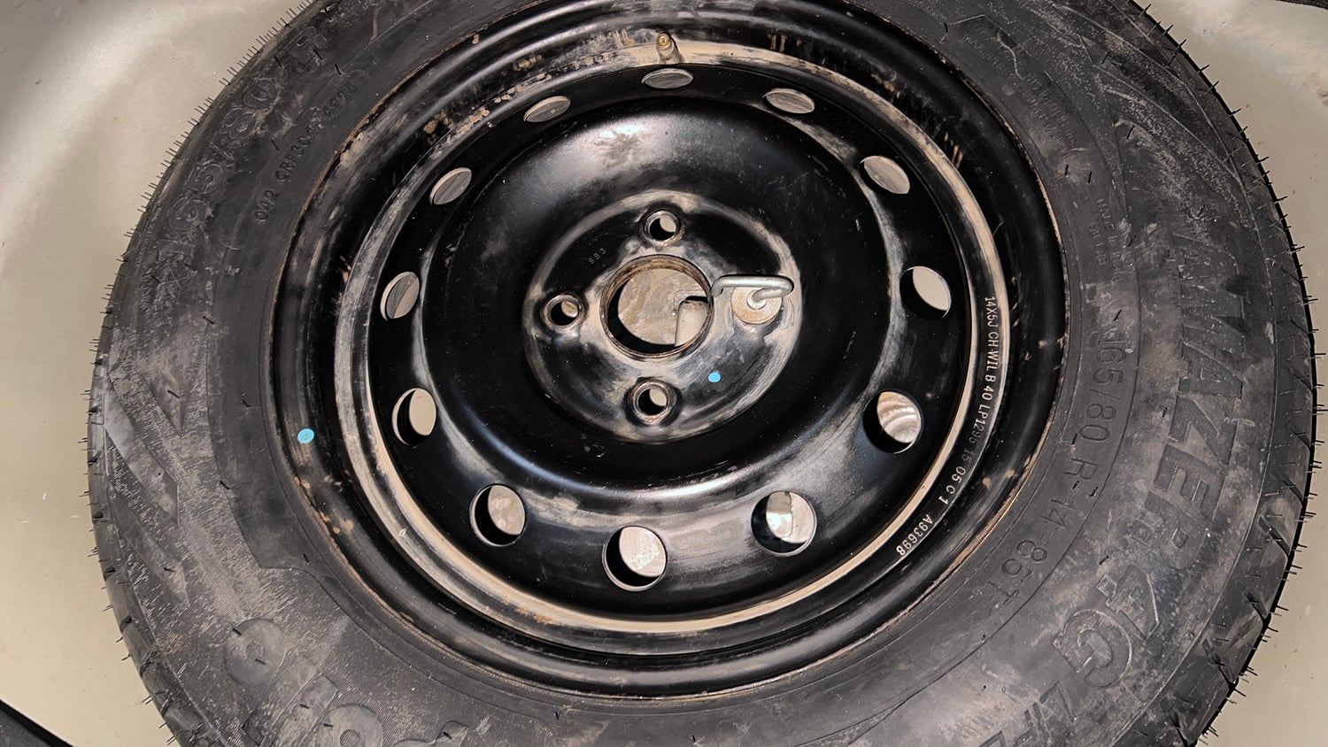 Used 2015 Maruti Suzuki Swift VXi Petrol Manual tyres SPARE TYRE VIEW