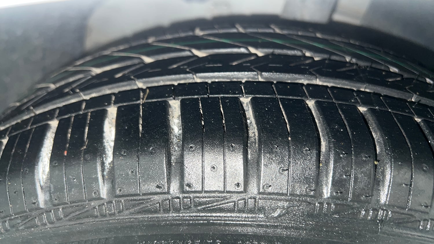 Used 2016 Ford Figo Aspire Trend 1.2 Ti-VCT Petrol Manual tyres RIGHT FRONT TYRE TREAD VIEW