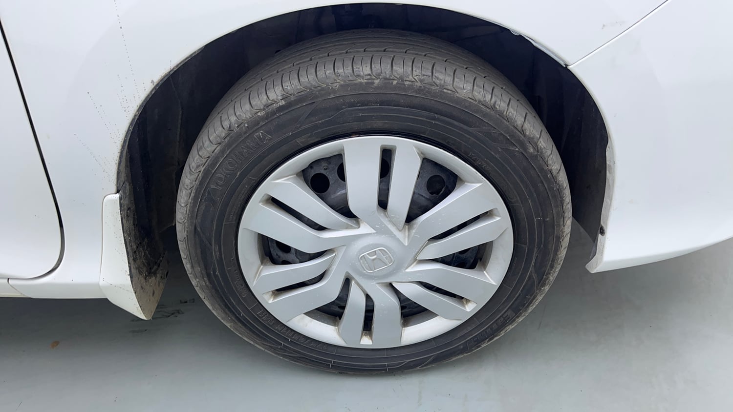 Used 2015 Honda City SV CVT Petrol Automatic tyres RIGHT FRONT TYRE RIM VIEW