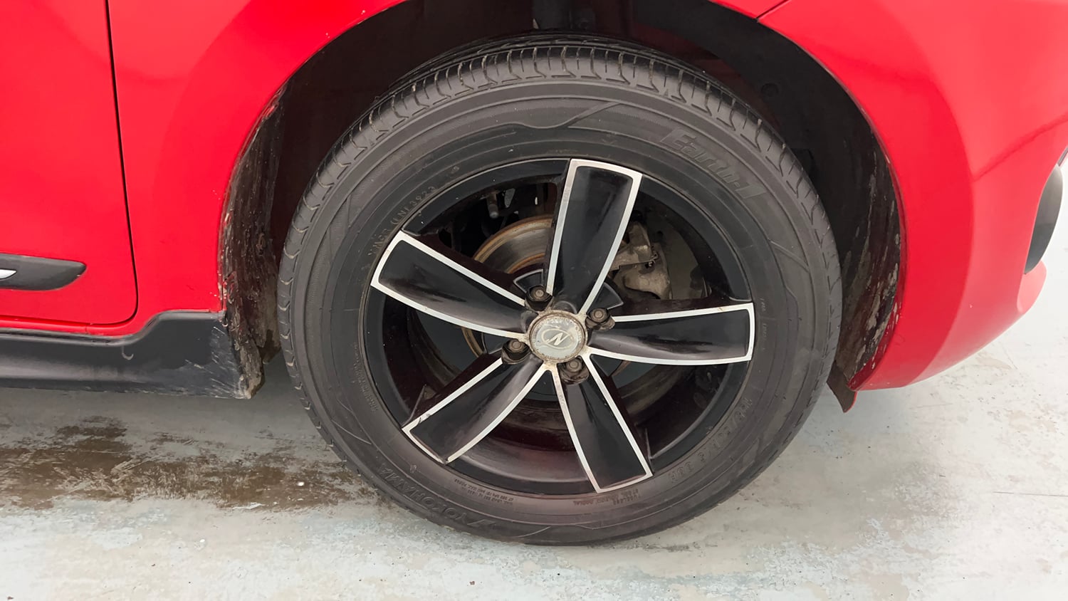 Used 2018 Maruti Suzuki Swift VXi AMT Petrol Automatic tyres RIGHT FRONT TYRE RIM VIEW