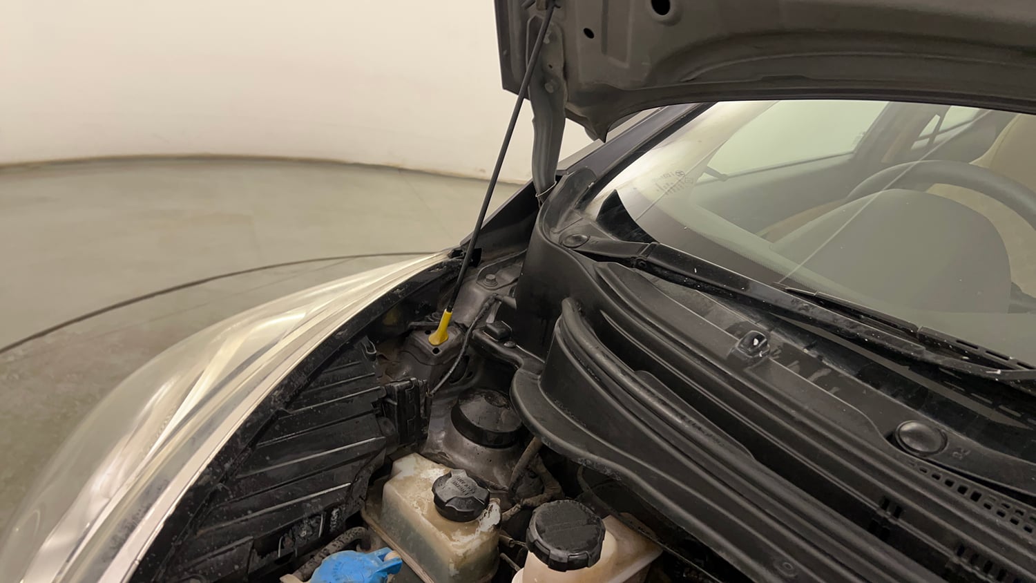 Used 2017 Hyundai Eon Magna + Petrol Manual engine ENGINE RIGHT SIDE HINGE & APRON VIEW