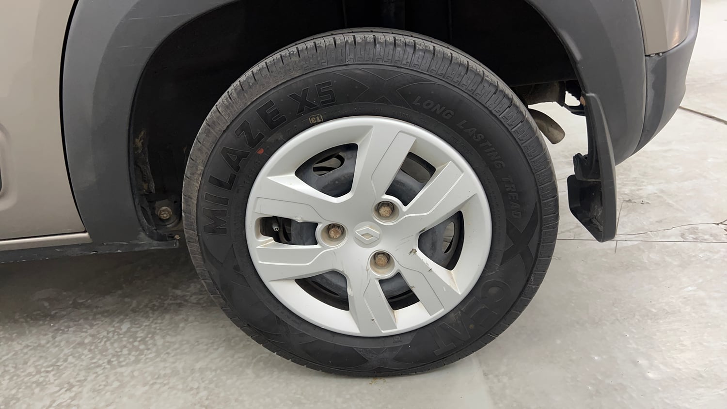 Used 2016 Renault Kwid RXT CNG (Outside Fitted) Cng Manual tyres LEFT REAR TYRE RIM VIEW