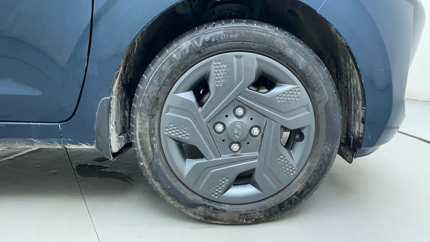 Used 2022 Hyundai Grand i10 Nios Corporate Edition MT Petrol Manual tyres RIGHT FRONT TYRE RIM VIEW