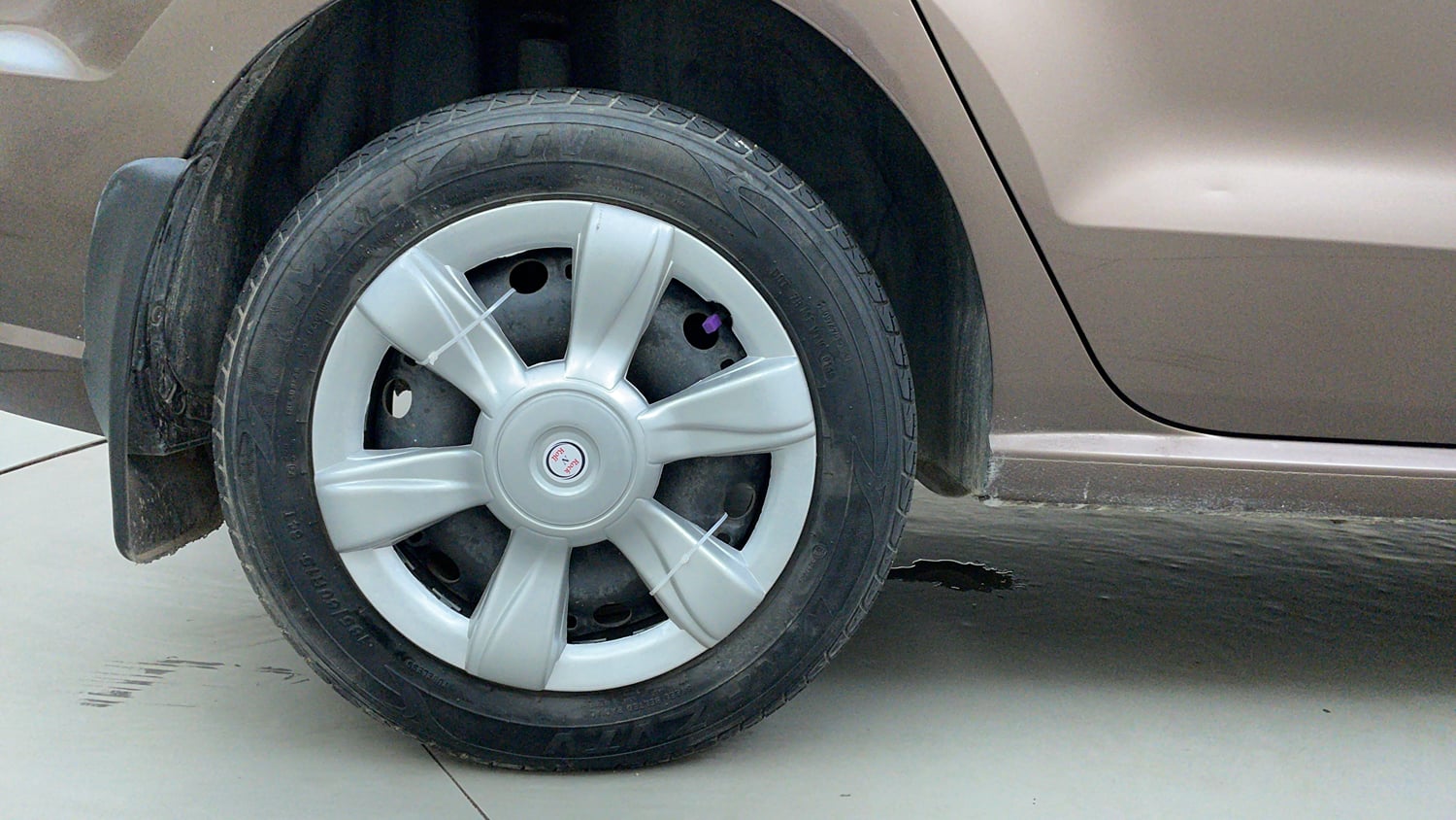 Used 2019 Volkswagen Ameo Comfortline 1.0L (P) Petrol Manual tyres RIGHT REAR TYRE RIM VIEW