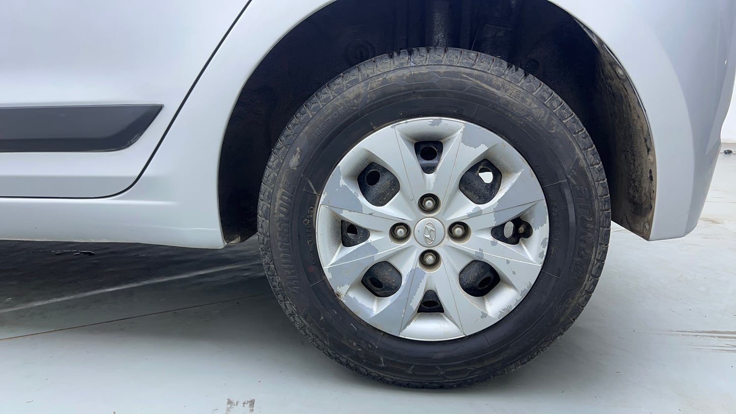 Used 2015 Hyundai Elite i20 Sportz 1.2 Petrol Manual tyres LEFT REAR TYRE RIM VIEW