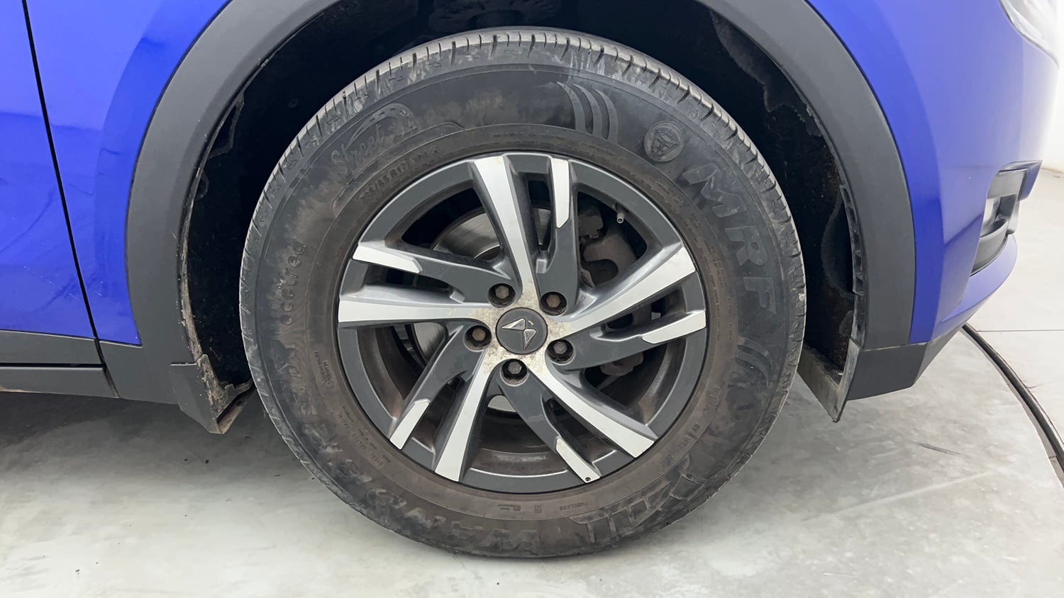 Used 2022 Mahindra XUV700 AX 5 Petrol MT 7 STR Petrol Manual tyres RIGHT FRONT TYRE RIM VIEW