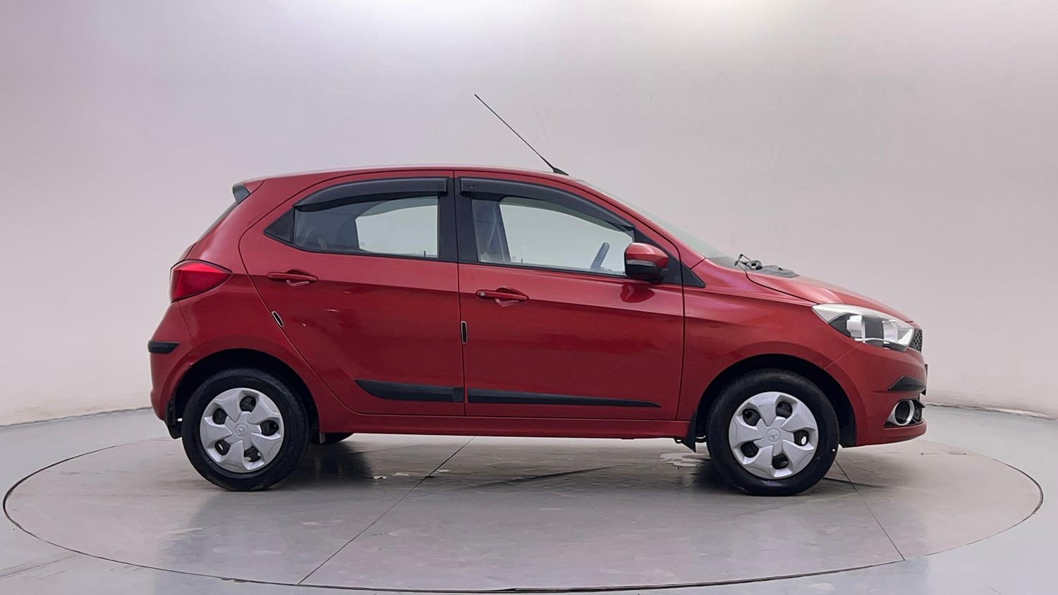 Used 2016 Tata Tiago Revotron XZ w/o Alloy Petrol Manual exterior RIGHT SIDE VIEW