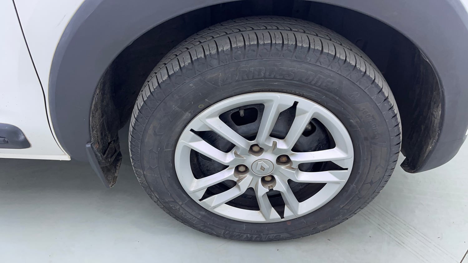 Used 2023 Renault Triber RXT EASY-R AMT Petrol Automatic tyres RIGHT FRONT TYRE RIM VIEW